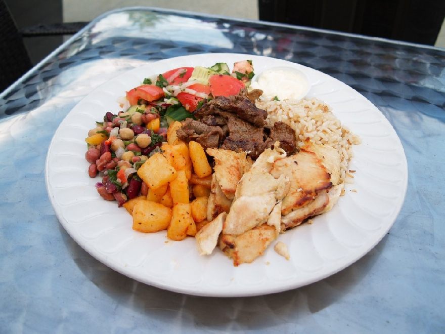 Köstlicher Kebabteller so wie man den beim Geary Kebab House in San Francisco zu Essen bekommt.